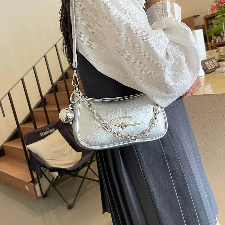 Структурированный квадратный силуэт с надежной застежкой, съемный ремешок для универсального ношения, ретро-аксенты, новинка 2026 года
Структурированный квадратный силуэт с надежной застежкой, съемный ремешок для универсального ношения, ретро-аксенты, новинка 2026 года