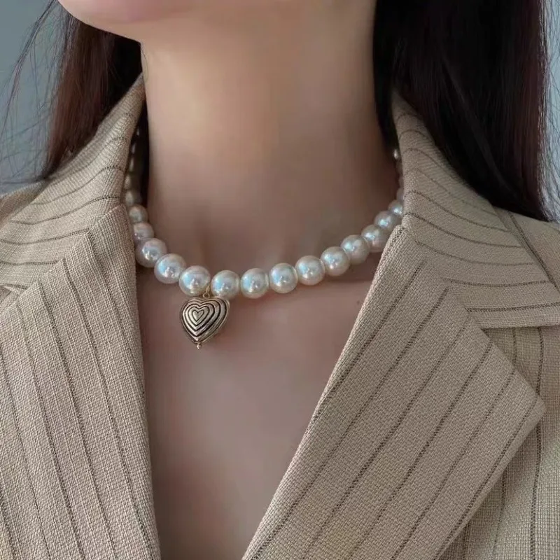 New Heart-shaped Glazed Pearl Earrings Exaggerated Earrings Light Luxury High-end Autumn and Winter Niche Women's Stud Earrings
New Heart-shaped Glazed Pearl Earrings Exaggerated Earrings Light Luxury High-end Autumn and Winter Niche Women's Stud Earrings