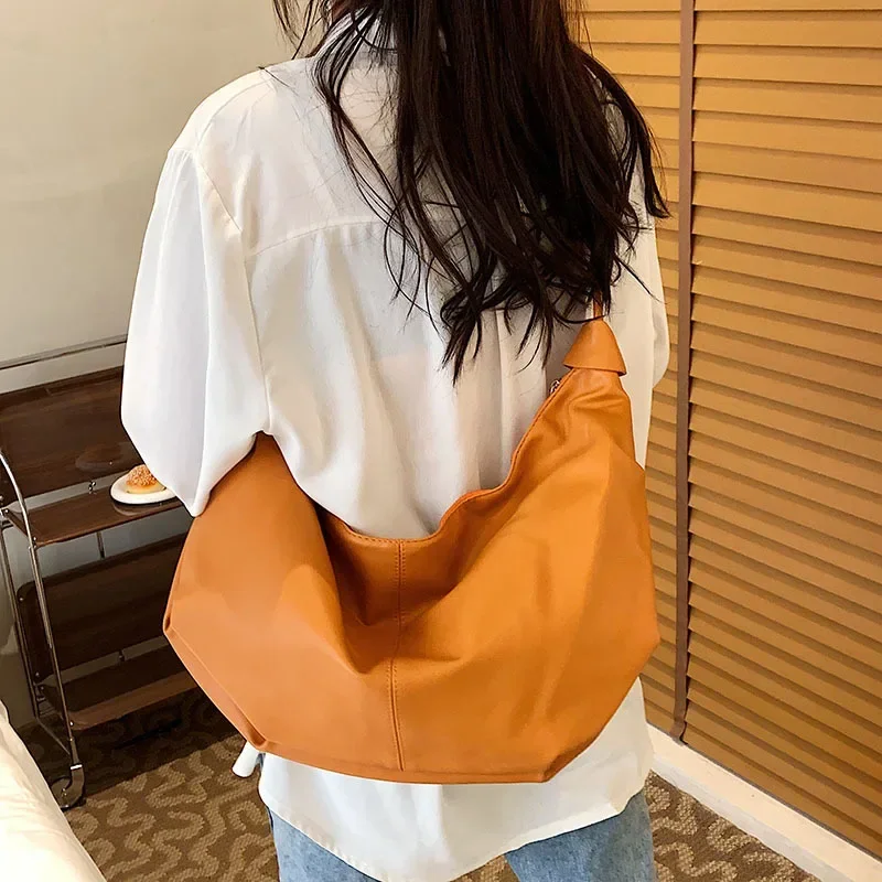 Retro Black Shoulder Simple Bag 2022 Soft Leather Armpit Tote Women's Dumplings Zipper Bag For Female
Retro Black Shoulder Simple Bag 2022 Soft Leather Armpit Tote Women's Dumplings Zipper Bag For Female