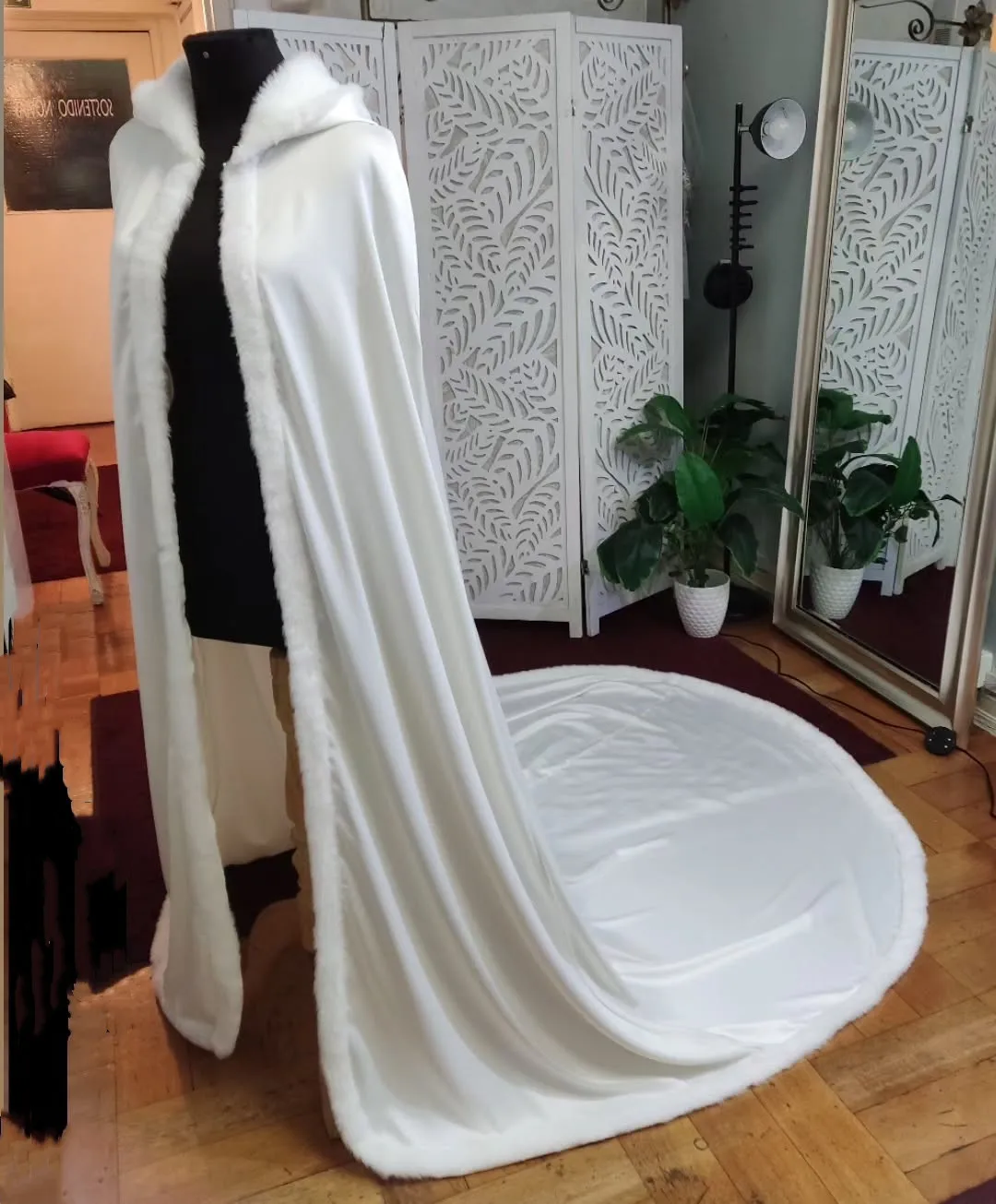 Зимний свадебный плащ из искусственного меха, атласное свадебное пальто, болеро для невесты, аксессуары для официальной вечеринки, женские накидки
Зимний свадебный плащ из искусственного меха, атласное свадебное пальто, болеро для невесты, аксессуары для официальной вечеринки, женские накидки