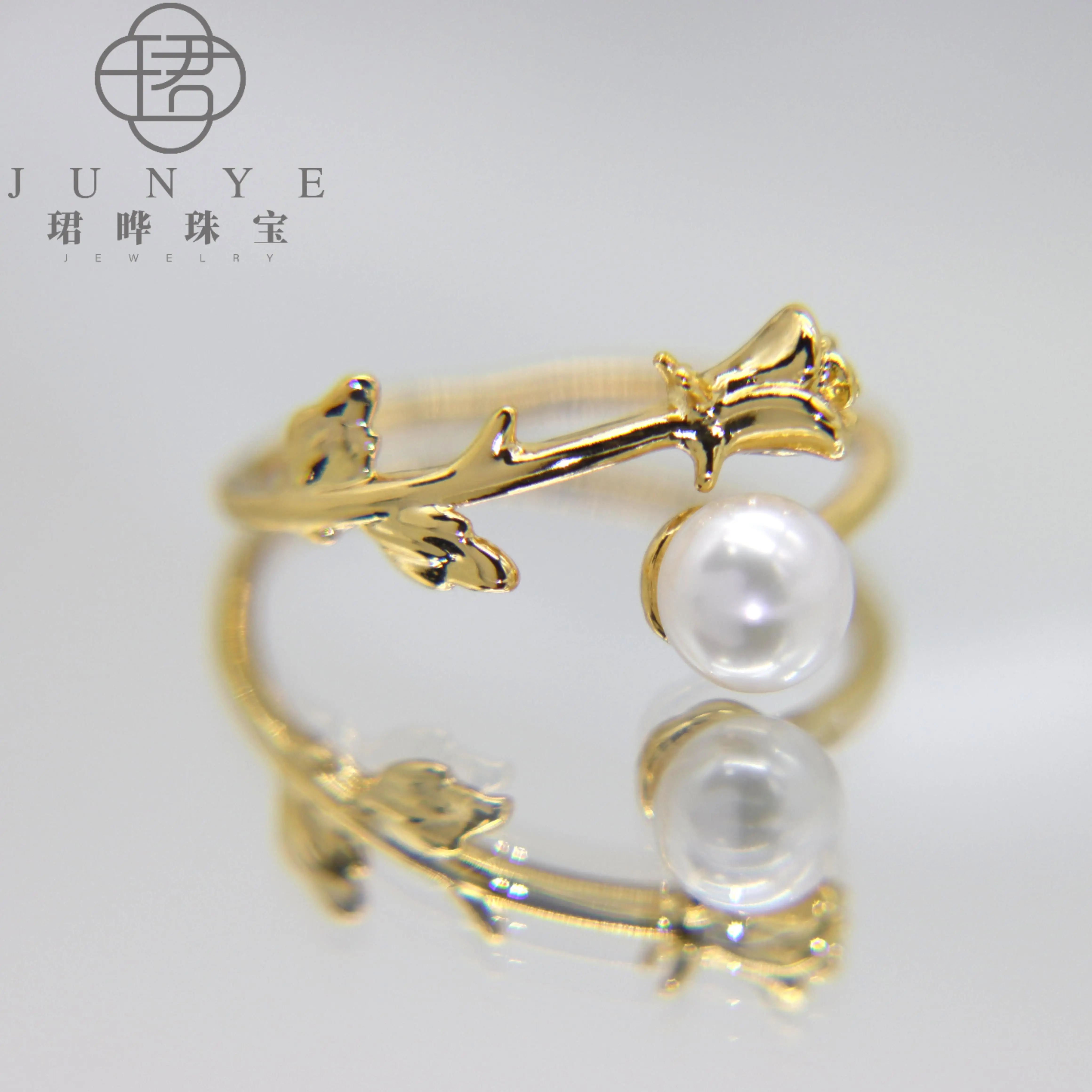 Высококачественное модное кольцо JUNYE с редким дизайном розы и натуральным жемчугом Авроры, исключением воздуха изысканности. 
Высококачественное модное кольцо JUNYE с редким дизайном розы и натуральным жемчугом Авроры, исключением воздуха изысканности.