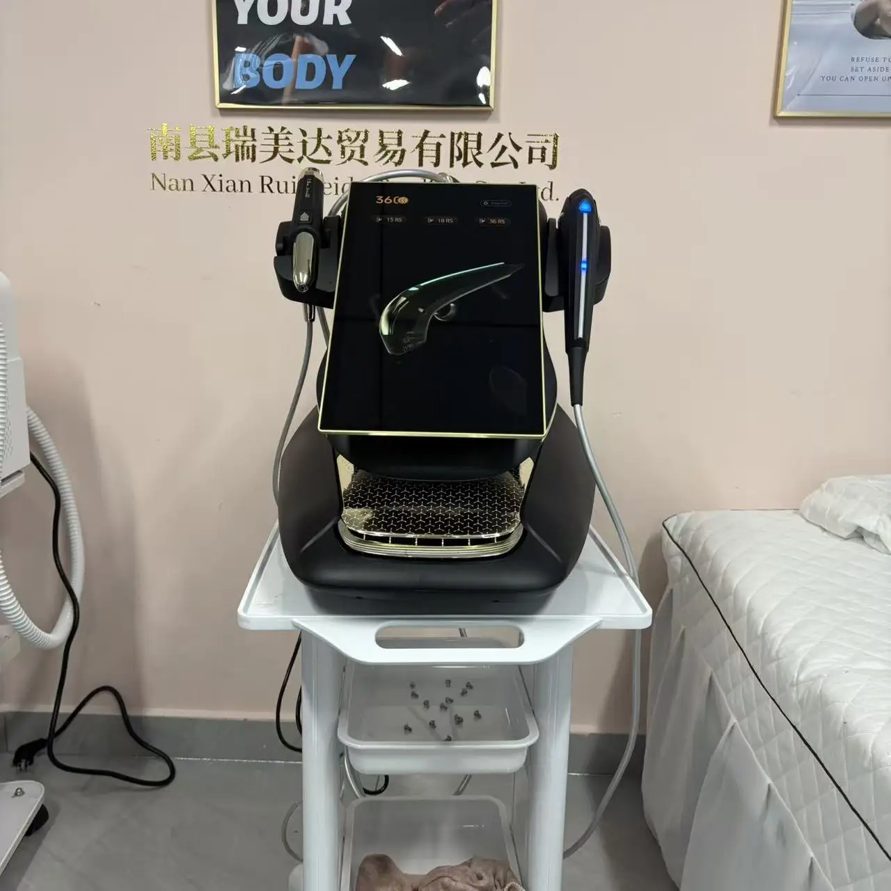 Портативный аппарат для лифтинга лица и тела 25D 360 Max RF: омоложение, подтяжка кожи, антивозрастной уход для салонов красоты.
Портативный аппарат для лифтинга лица и тела 25D 360 Max RF: омоложение, подтяжка кожи, антивозрастной уход для салонов красоты.