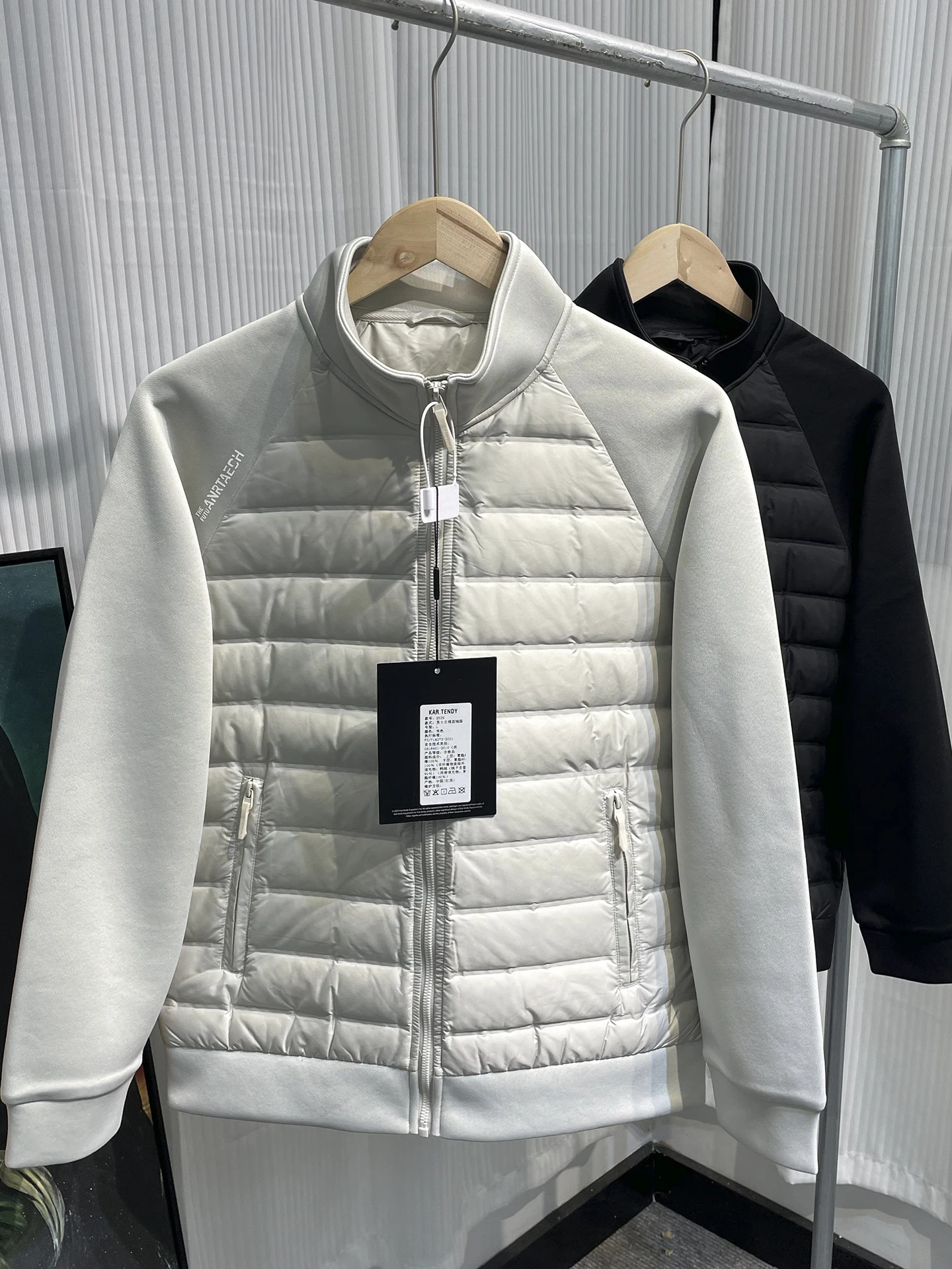 Легкая теплая повседневная мужская пуховая куртка с воздушной прослойкой, наполнителем из пуха, воротником-стойкой, застежкой-молнией, из полиэфирного волокна
Легкая теплая повседневная мужская пуховая куртка с воздушной прослойкой, наполнителем из пуха, воротником-стойкой, застежкой-молнией, из полиэфирного волокна