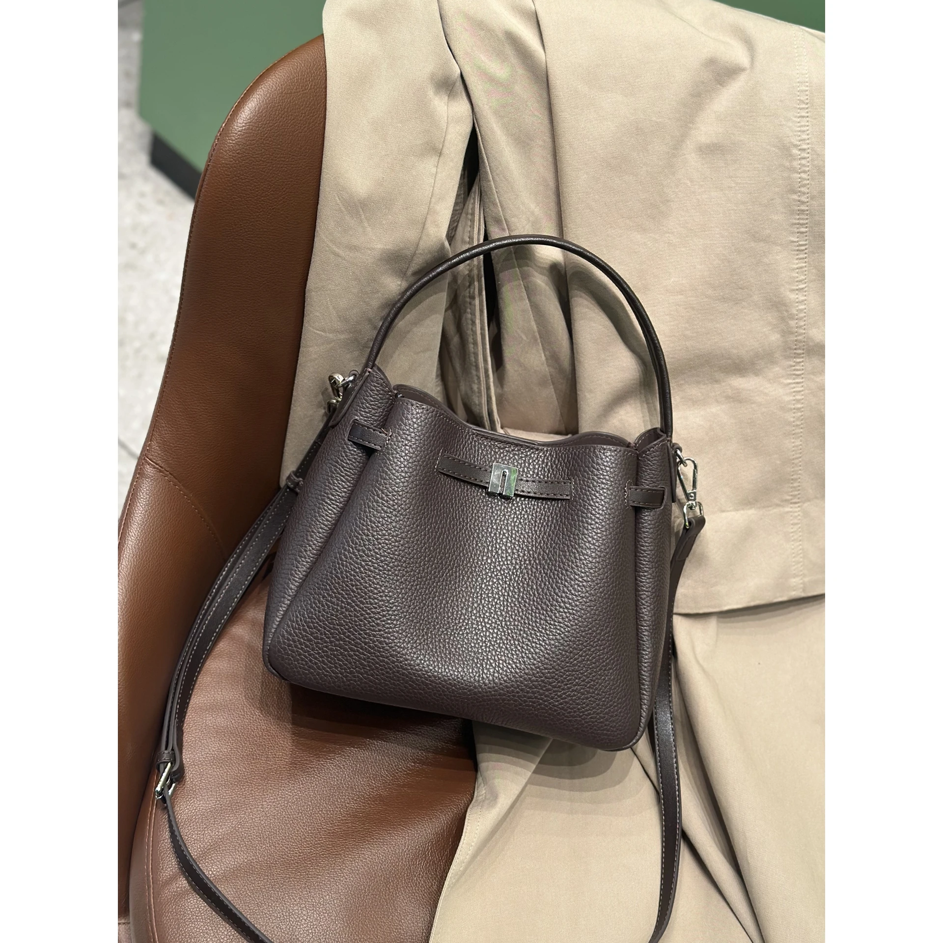 Мягкая кожаная сумка-корзина, женская сумка, универсальная, высококачественная, новинка 2025 года, модный тренд, легкий вес на одно плечо
Мягкая кожаная сумка-корзина, женская сумка, универсальная, высококачественная, новинка 2025 года, модный тренд, легкий вес на одно плечо