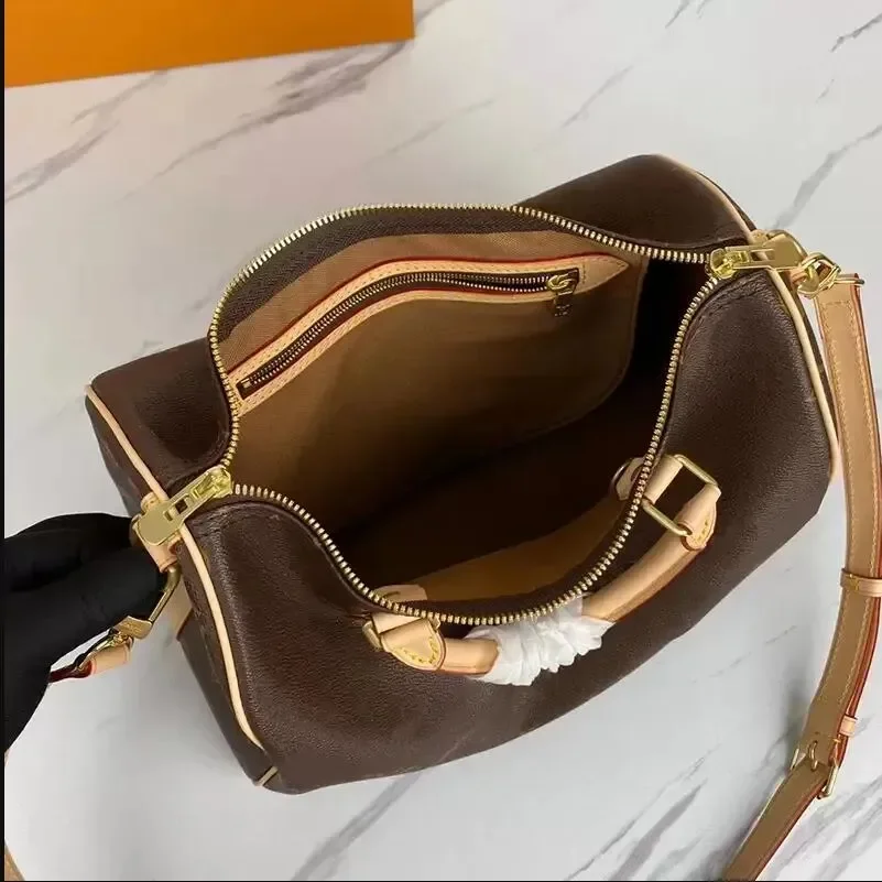 Designer Large Capacity Pillow Shoulder Courier Travel Bag Classic Style Stylish ral Women's daily commute handbag
Designer Large Capacity Pillow Shoulder Courier Travel Bag Classic Style Stylish ral Women's daily commute handbag
