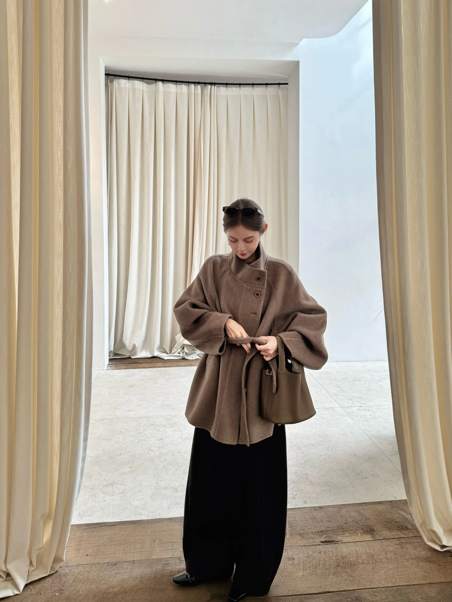 Qian Meixi New Color 880g0S Wool Camere Double-Faced Woolen Coat Design Belted ort Outerwear for Women Winter Faion
Qian Meixi New Color 880g0S Wool Camere Double-Faced Woolen Coat Design Belted ort Outerwear for Women Winter Faion