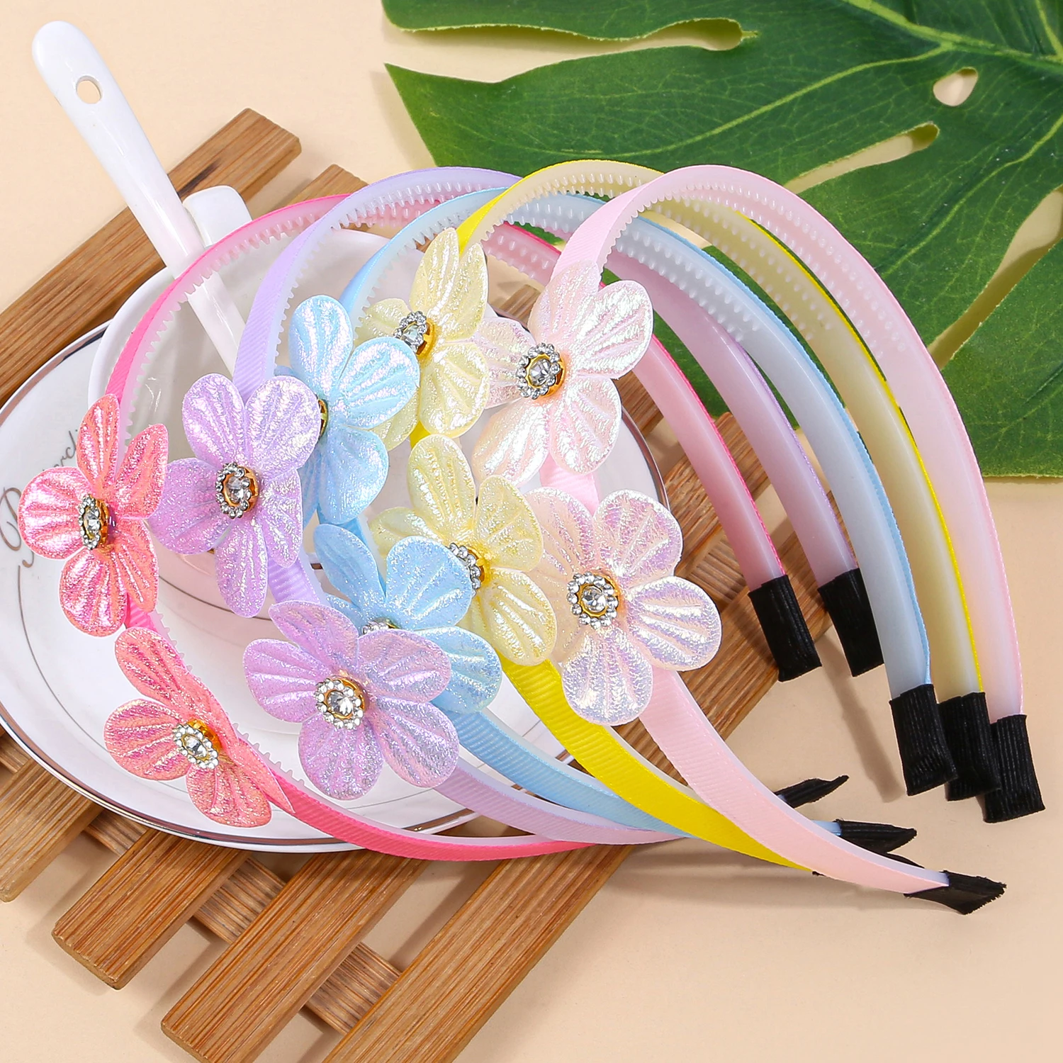 5pcs Glossy Crystal Flower Headbands for Girls Plastic Teeth Hairbands Floral Headband Children Girls Party Hair Aceessories
5pcs Glossy Crystal Flower Headbands for Girls Plastic Teeth Hairbands Floral Headband Children Girls Party Hair Aceessories