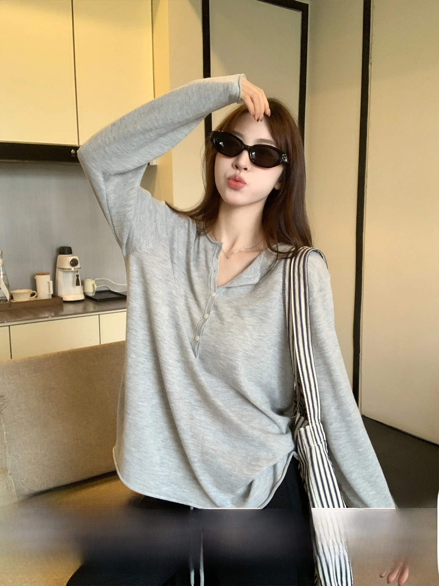 Женский осенний повседневный свободный вязаный кардиган на пуговицах с длинным рукавом в корейском стиле, мягкий, теплый, однотонный
Женский осенний повседневный свободный вязаный кардиган на пуговицах с длинным рукавом в корейском стиле, мягкий, теплый, однотонный