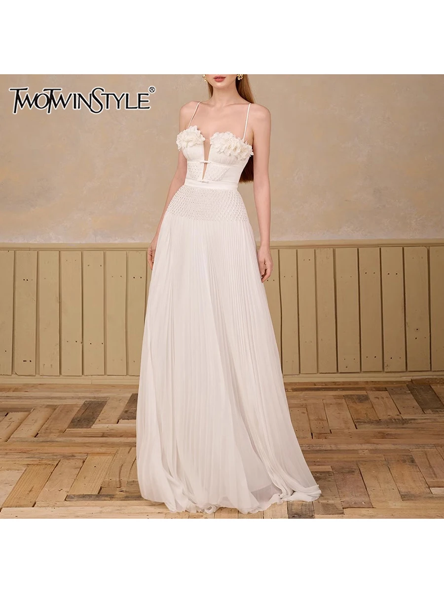 TWOTWINSTYLE Solid Spliced Appliques Slimming Dresses For Women Strapless Sleeveless High Waist Temperament Dress Female Fashion
TWOTWINSTYLE Solid Spliced Appliques Slimming Dresses For Women Strapless Sleeveless High Waist Temperament Dress Female Fashion