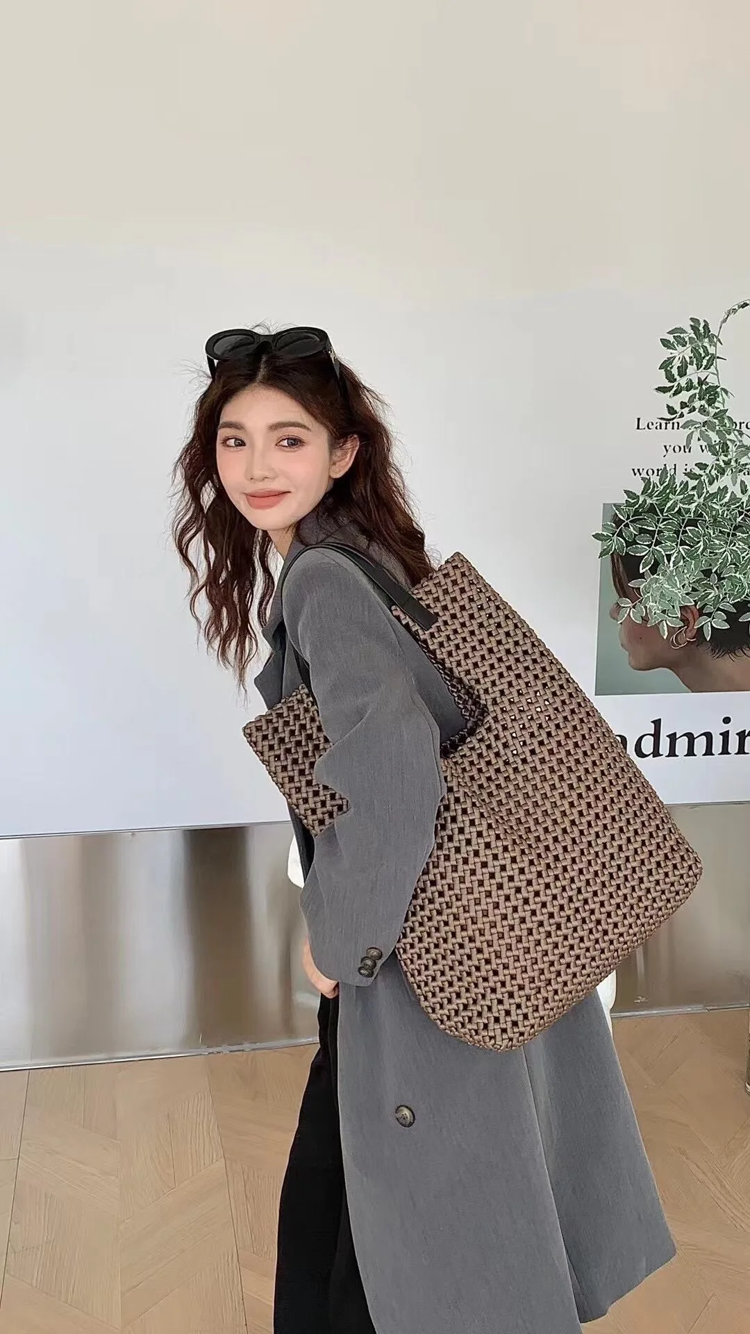 Hand Woven Beautiful Handbag High-Capacity Durable Polyester High Quality And Fashionable Design Sense Shoulder Bag
Hand Woven Beautiful Handbag High-Capacity Durable Polyester High Quality And Fashionable Design Sense Shoulder Bag