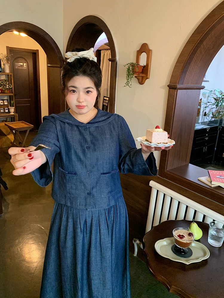 Комплект из джинсовой юбки миди с высокой талией и рубашки с воротником в стиле «чародейка» для полных женщин, с длинными рукавами и пуговицами, во французском стиле.
Комплект из джинсовой юбки миди с высокой талией и рубашки с воротником в стиле «чародейка» для полных женщин, с длинными рукавами и пуговицами, во французском стиле.