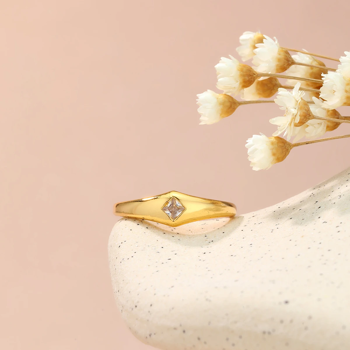 Golden Square Crystal Streamlined Minimalist Ring Women's Fashion Jewelry Top Choice for Birthday Gifts
Golden Square Crystal Streamlined Minimalist Ring Women's Fashion Jewelry Top Choice for Birthday Gifts