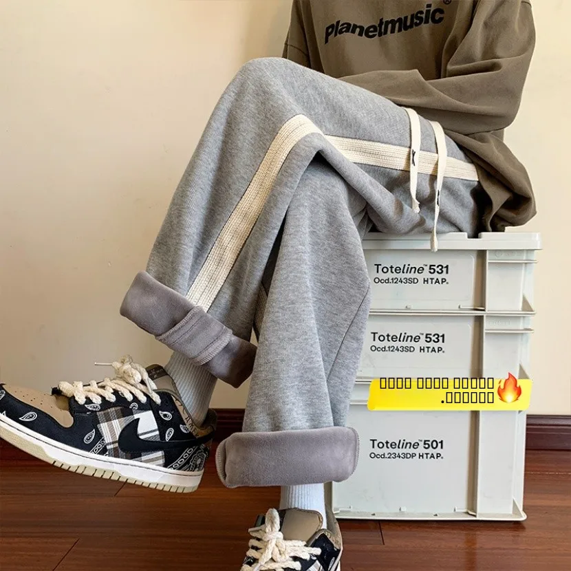 Мужские зимние спортивные брюки с флисовой подкладкой, прямого кроя, утепленные, в ретро-стиле, с полосками на поясе, повседневные, теплые, удобные, модные.
Мужские зимние спортивные брюки с флисовой подкладкой, прямого кроя, утепленные, в ретро-стиле, с полосками на поясе, повседневные, теплые, удобные, модные.