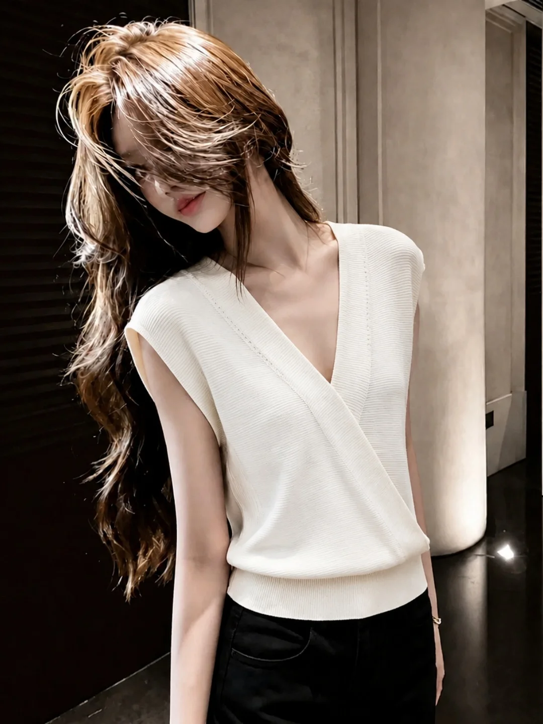 Korean Style Ice Silk Knitted V-Neck Top Elegant Fashionable Women's Summer Fashion Trendy Color Straight Cut Commute
Korean Style Ice Silk Knitted V-Neck Top Elegant Fashionable Women's Summer Fashion Trendy Color Straight Cut Commute