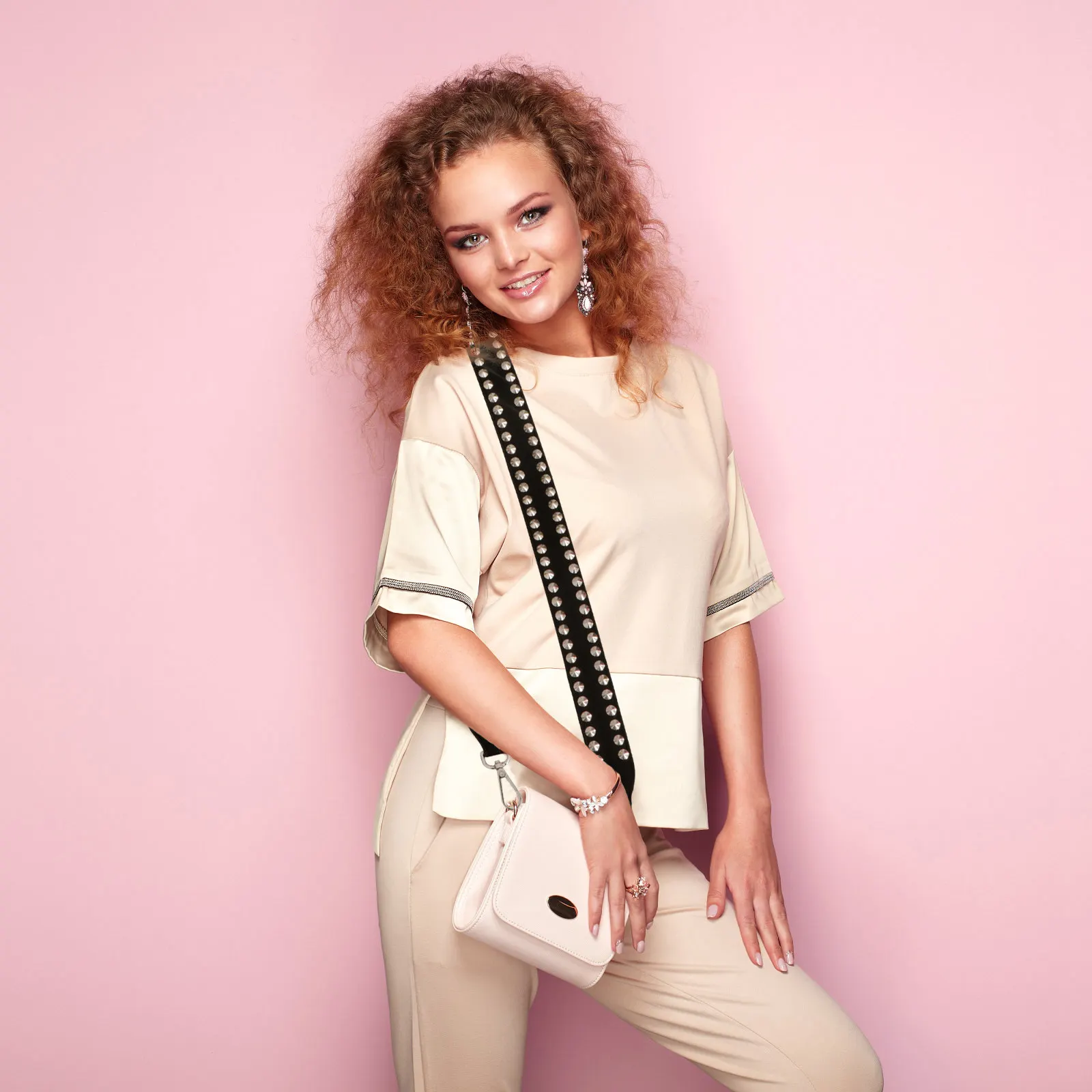 Women Bag Accessories Punk Wide Strap Shoulder Bag Replacement Rivet Detail Exquisite Craftsmanship Textured Fabric Fashion
Women Bag Accessories Punk Wide Strap Shoulder Bag Replacement Rivet Detail Exquisite Craftsmanship Textured Fabric Fashion