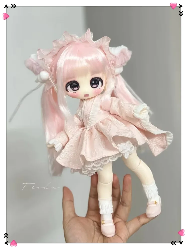 Original 26cm 1/6 Bjd Removable Wig Sweet Shopwindow Blind Box Bjd Kawaii Movable Joint Decoration Collectible Gifts
Original 26cm 1/6 Bjd Removable Wig Sweet Shopwindow Blind Box Bjd Kawaii Movable Joint Decoration Collectible Gifts