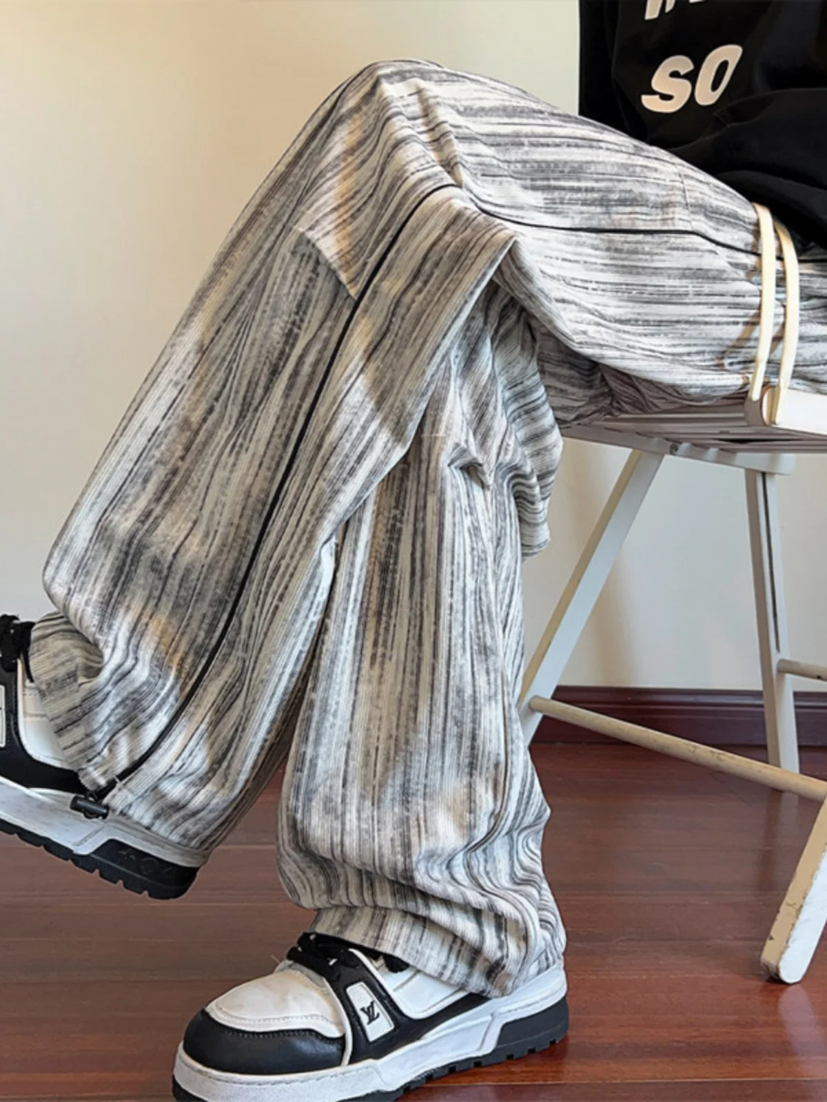 Мужские повседневные брюки в полоску с прямыми штанинами в американском стиле High Street Tie Dye, модные длинные модные брюки свободного покроя на весну и осень
Мужские повседневные брюки в полоску с прямыми штанинами в американском стиле High Street Tie Dye, модные длинные модные брюки свободного покроя на весну и осень