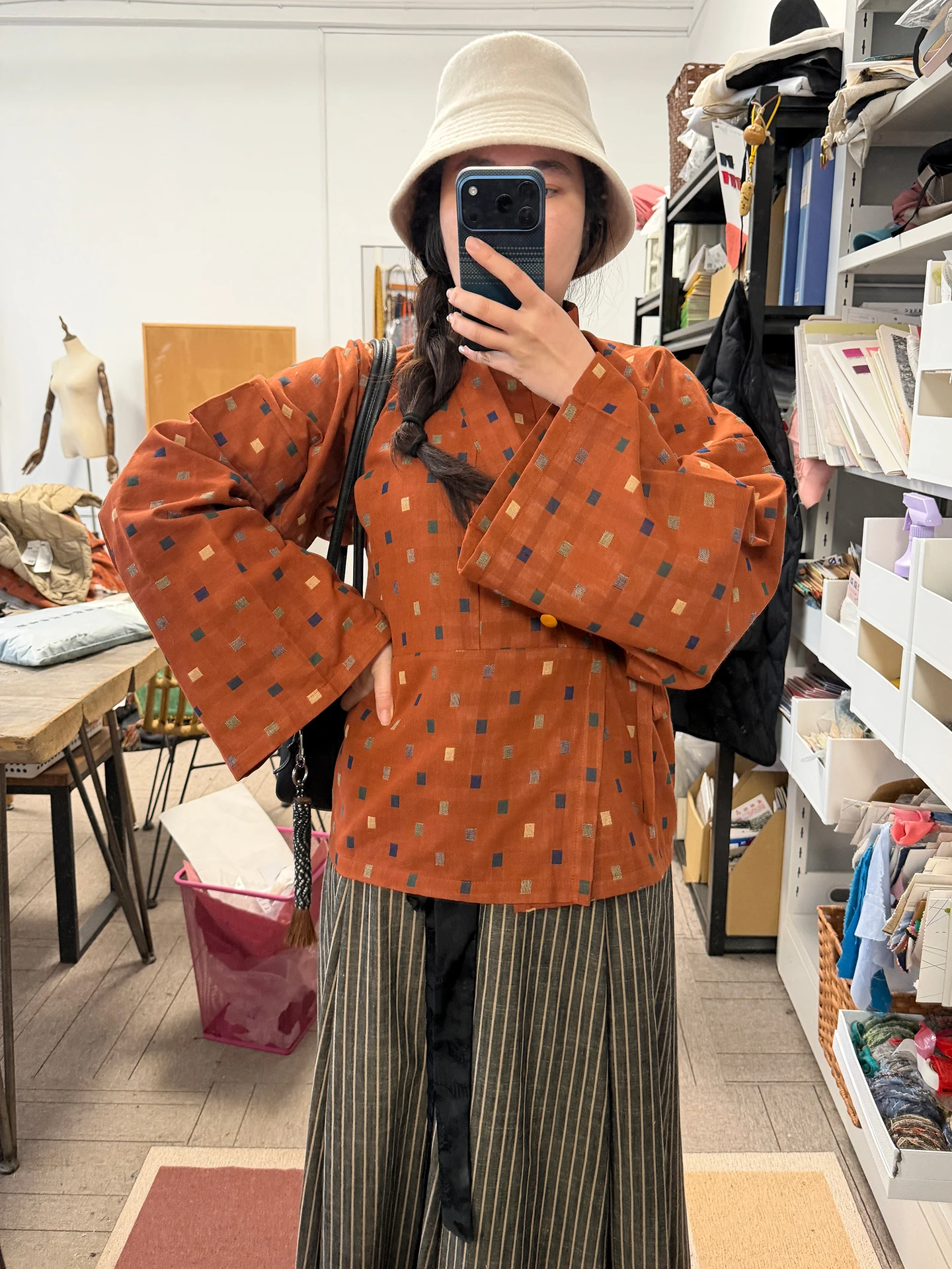 Оригинальный ханьфу династии Цзинь: хлопково-льняная одежда с изогнутым воротником для осени и зимы, улучшенная модель для офиса и повседневных поездок
Оригинальный ханьфу династии Цзинь: хлопково-льняная одежда с изогнутым воротником для осени и зимы, улучшенная модель для офиса и повседневных поездок