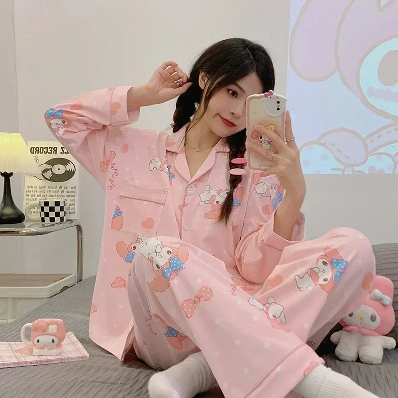 Новые осенние брюки Sanrio Melody с длинными рукавами, тонкие женские пижамы из двух предметов, повседневная одежда для дома с героями мультфильмов, шелковые женские пижамы
Новые осенние брюки Sanrio Melody с длинными рукавами, тонкие женские пижамы из двух предметов, повседневная одежда для дома с героями мультфильмов, шелковые женские пижамы