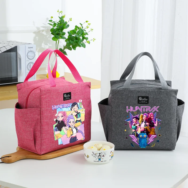 KPop Demon Hunters Сумка для обеда Мужчины Женщины Мультфильм Руми Бенто Термосумки Huntrix Утолщенная изоляция Сумки для ланча Подарок для подростков 
KPop Demon Hunters Сумка для обеда Мужчины Женщины Мультфильм Руми Бенто Термосумки Huntrix Утолщенная изоляция Сумки для ланча Подарок для подростков