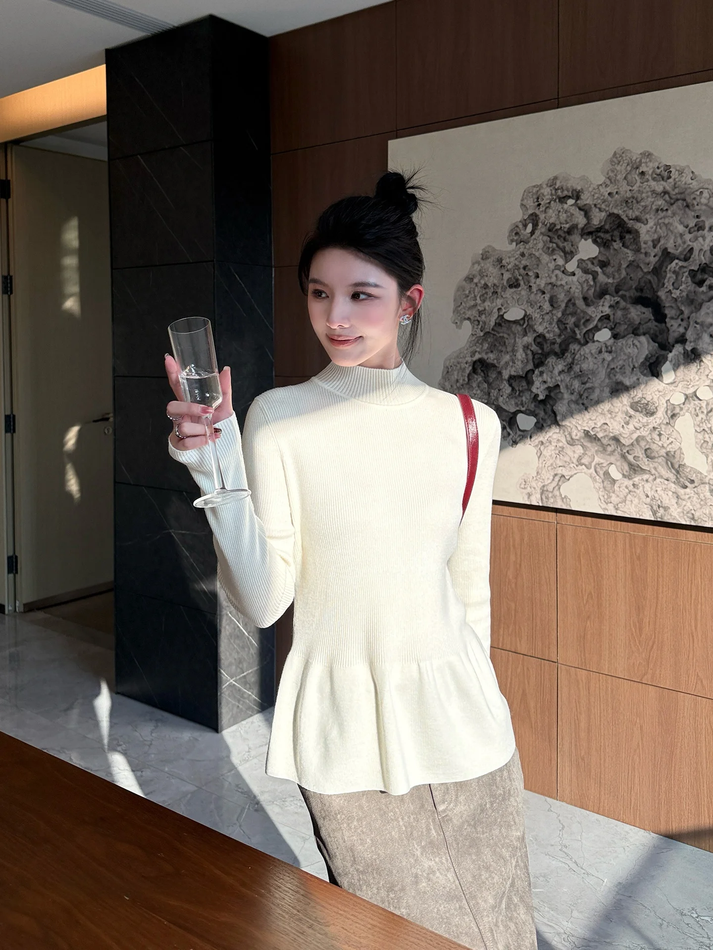 Белая шелковая шерстяная вязаная базовая кофта для женщин, простой стиль, высокий круглый вырез, без рукавов, повседневная одежда
Белая шелковая шерстяная вязаная базовая кофта для женщин, простой стиль, высокий круглый вырез, без рукавов, повседневная одежда