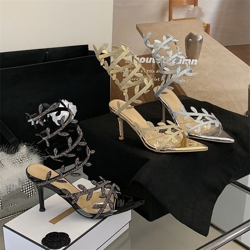 Новые летние женские босоножки на высоком каблуке с дизайном в виде листьев из страз, в стиле «змеиный узор», с открытым носком, на одной лямке
Новые летние женские босоножки на высоком каблуке с дизайном в виде листьев из страз, в стиле «змеиный узор», с открытым носком, на одной лямке