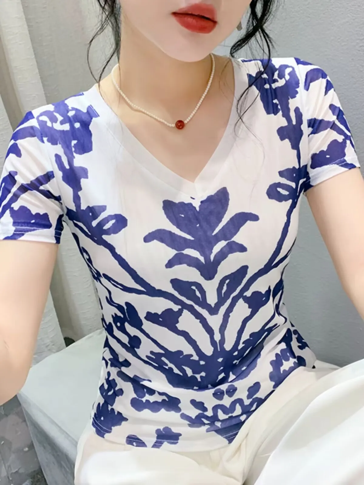 2024 High Quality Elegant Solid Simple Female T-shirt Summer V-neck Woman S-4XL Short Sleeves Chic Embroidered Flares Sweet
2024 High Quality Elegant Solid Simple Female T-shirt Summer V-neck Woman S-4XL Short Sleeves Chic Embroidered Flares Sweet