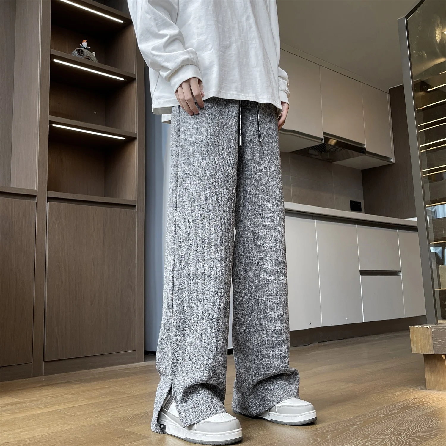 Модные мужские повседневные брюки на весну и осень, свободные широкие брюки прямого кроя, модные молодежные спортивные штаны для активного отдыха
Модные мужские повседневные брюки на весну и осень, свободные широкие брюки прямого кроя, модные молодежные спортивные штаны для активного отдыха