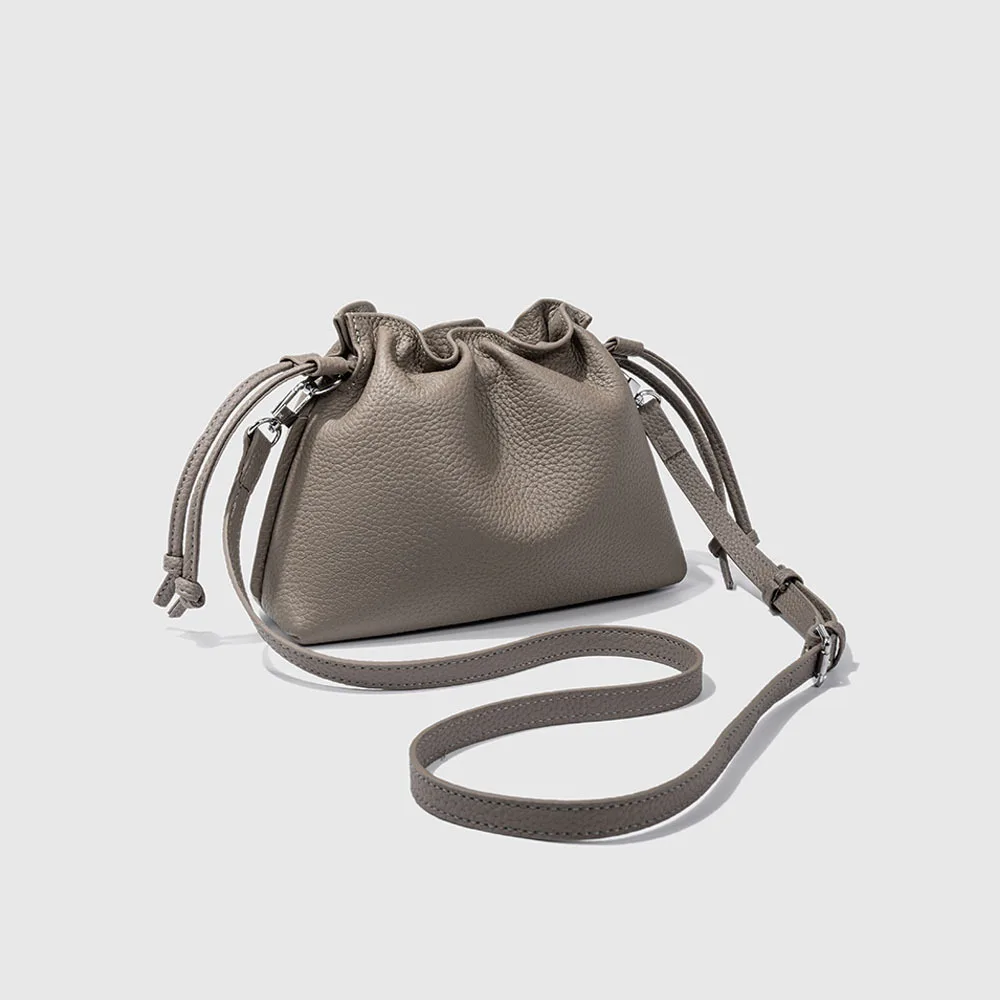 Women's Genuine Leather Drawstring Bucket 2025 New Top Layer Cowhide Wrinkled Cloud Fresh Single Shoulder Crossbody Small Bag
Women's Genuine Leather Drawstring Bucket 2025 New Top Layer Cowhide Wrinkled Cloud Fresh Single Shoulder Crossbody Small Bag