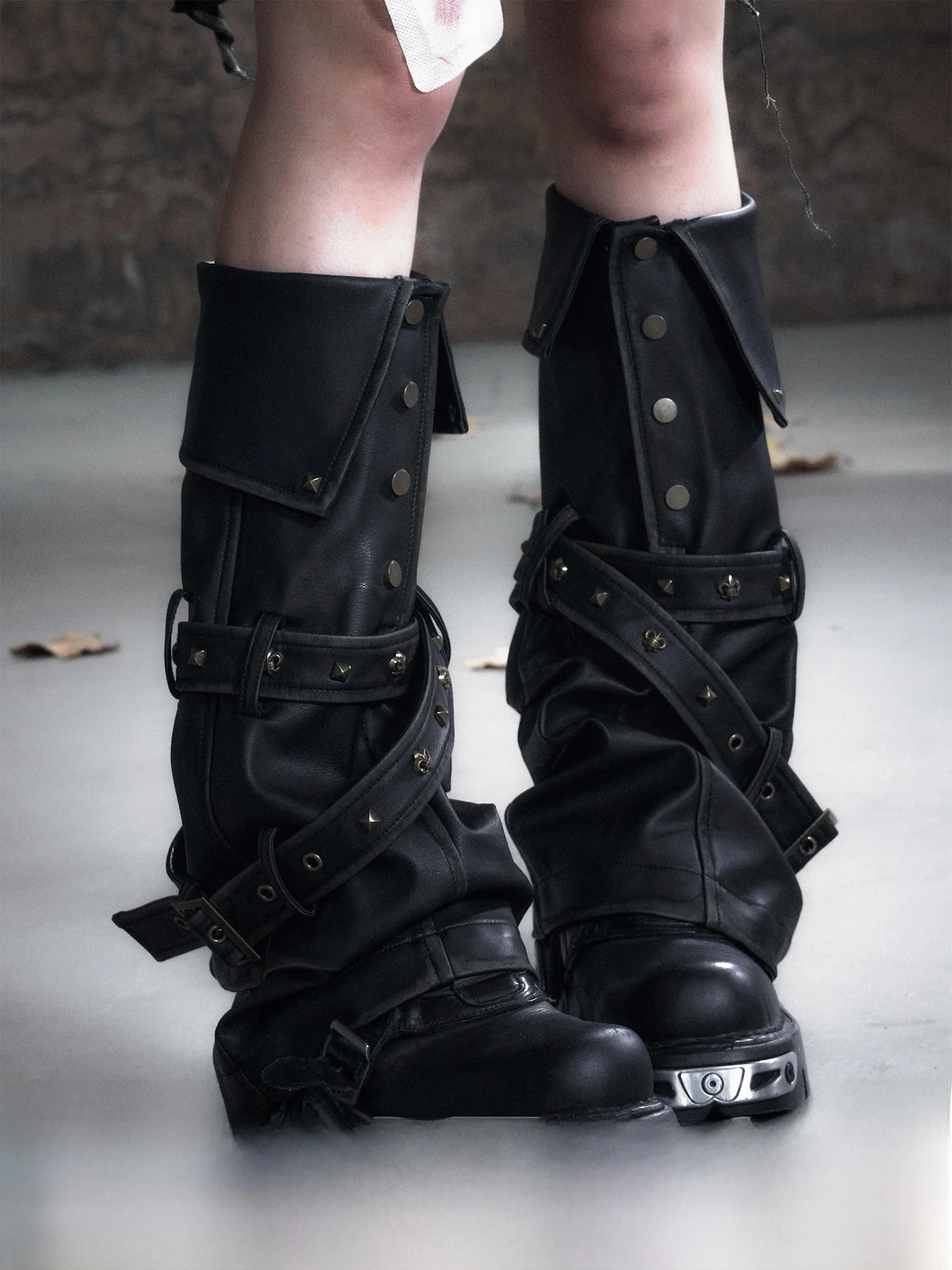 Женские кожаные леггинсы CestNous с декоративными элементами на щиколотках и цветными ремешками с заклепками, из искусственной кожи, осенне-зимняя мода
Женские кожаные леггинсы CestNous с декоративными элементами на щиколотках и цветными ремешками с заклепками, из искусственной кожи, осенне-зимняя мода