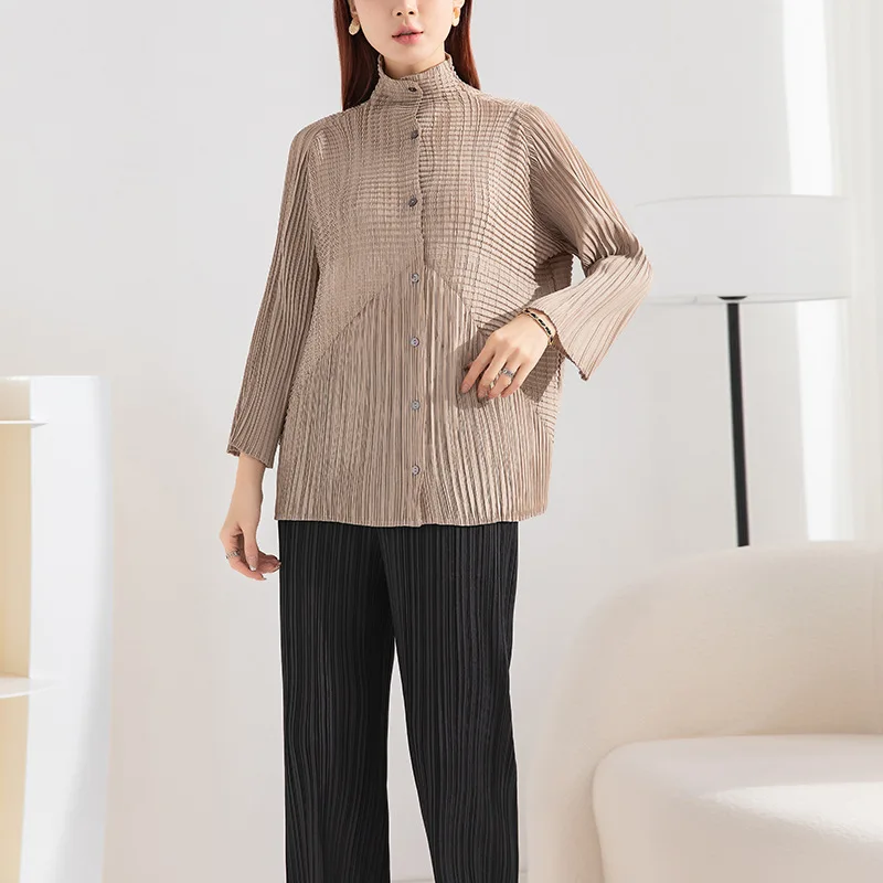 Shirts For Women Autumn 2023 New Stand Collar Long Sleeved Single Breasted Solid Colour Patchwork Loose Stretch Miyake Pleated
Shirts For Women Autumn 2023 New Stand Collar Long Sleeved Single Breasted Solid Colour Patchwork Loose Stretch Miyake Pleated