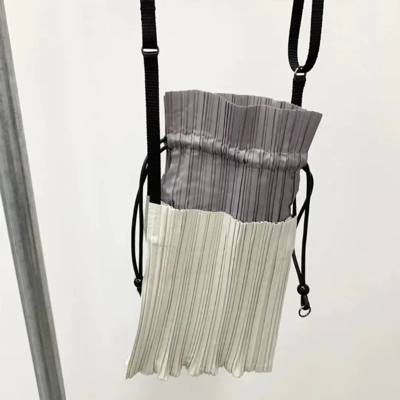 Miyake Pleated Shoulder Bag 2026 Summer New Pleat Color-Block Drawstring Single Shoulder Lightweight Versatile Commuter Mini Bag
Miyake Pleated Shoulder Bag 2026 Summer New Pleat Color-Block Drawstring Single Shoulder Lightweight Versatile Commuter Mini Bag