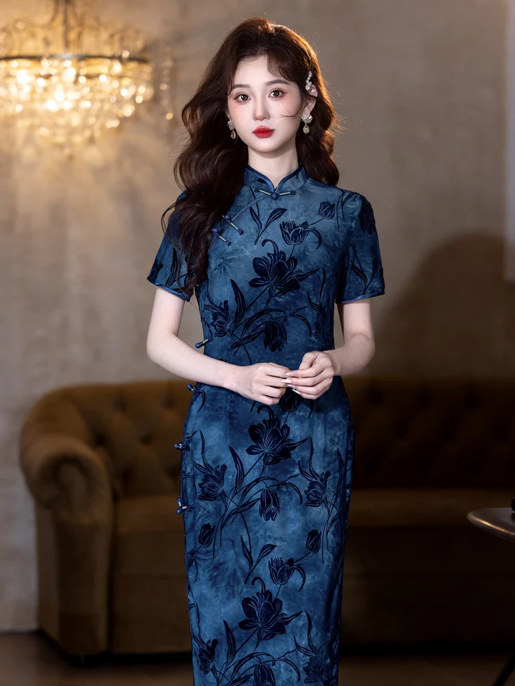 Молодежное синее бархатное ципао в традиционном стиле, модное, для выступлений, повседневное, удобное, дышащее, короткое.
Молодежное синее бархатное ципао в традиционном стиле, модное, для выступлений, повседневное, удобное, дышащее, короткое.