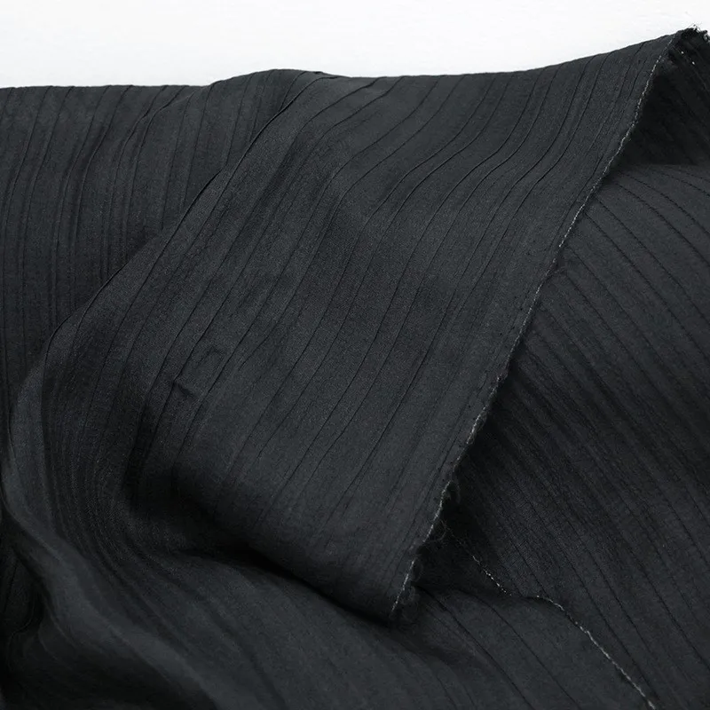 The fabric of layer-spun stretch silk is light heavy with crepe embossed patterns It niche for cheongsam dresses
The fabric of layer-spun stretch silk is light heavy with crepe embossed patterns It niche for cheongsam dresses