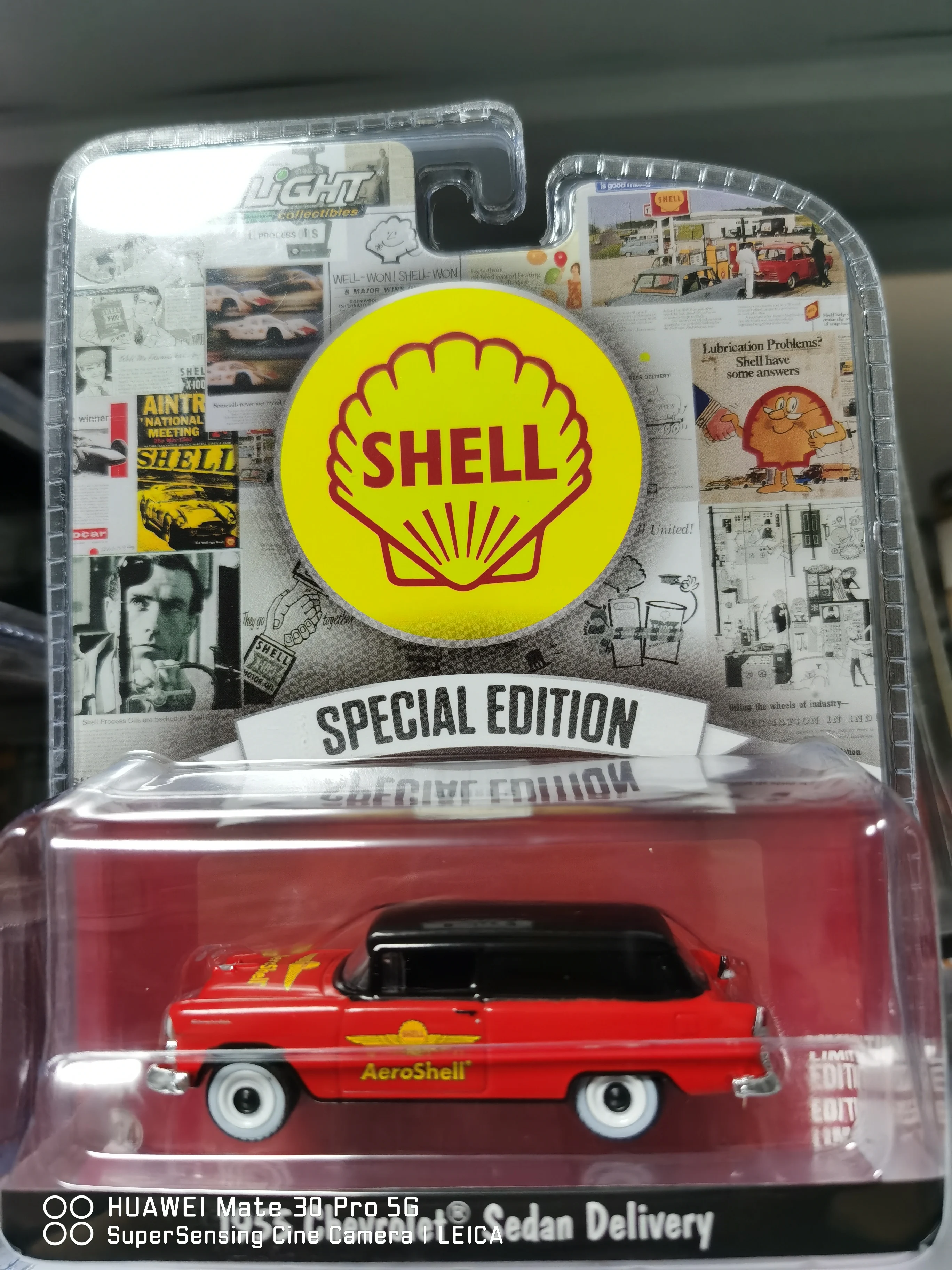 GreenLight 1/64 Alloy car model 1955 Chev Shell livery 41155-B 
GreenLight 1/64 Alloy car model 1955 Chev Shell livery 41155-B