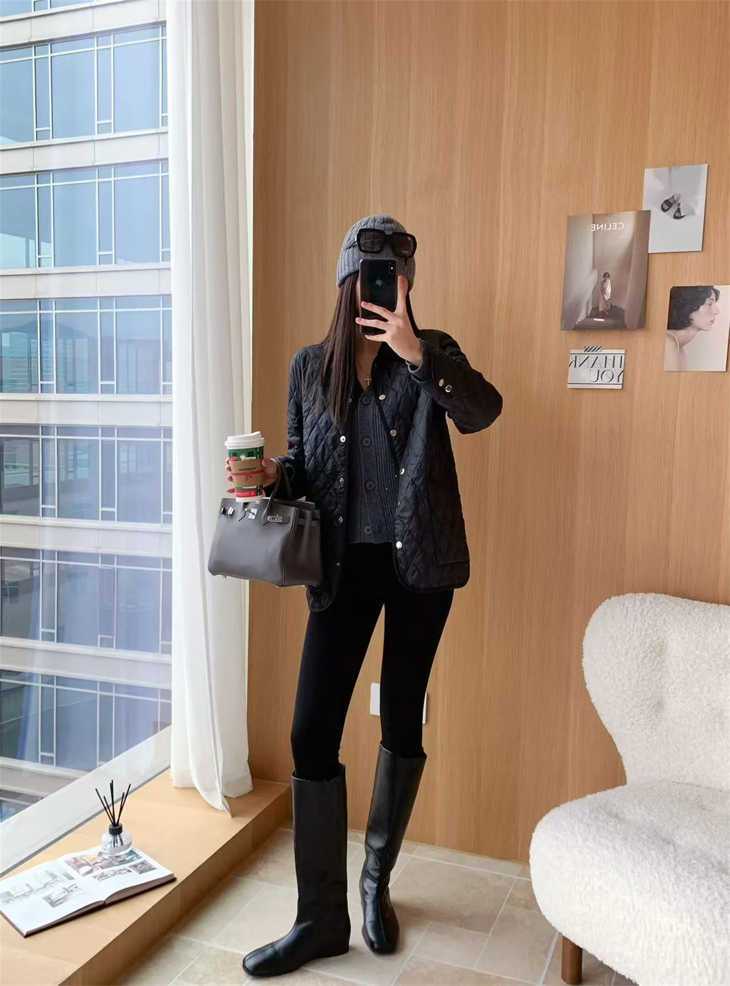 Ретро-куртка свободного кроя из хлопка с отложным воротником и ромбовидным узором, с длинными рукавами, для повседневной носки, на одной пуговице.
Ретро-куртка свободного кроя из хлопка с отложным воротником и ромбовидным узором, с длинными рукавами, для повседневной носки, на одной пуговице.