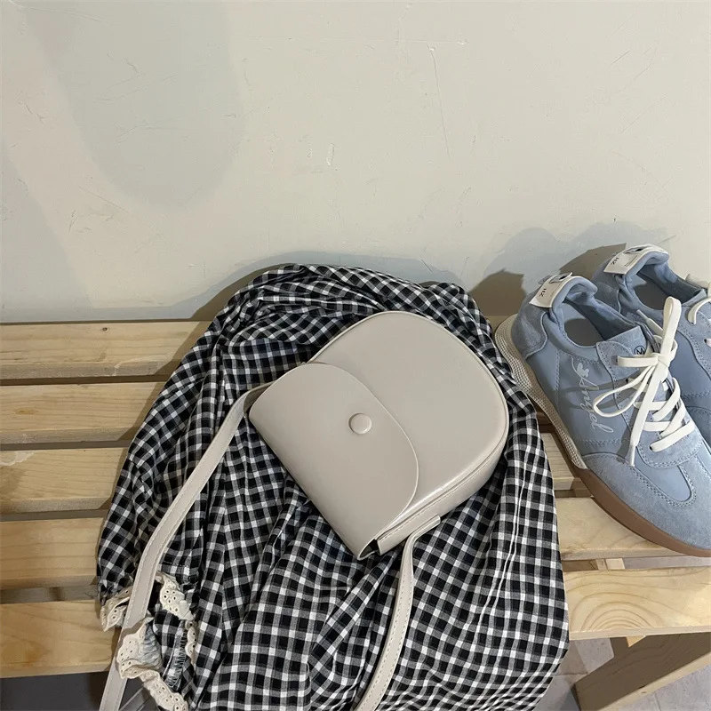 TRSYPHXM 2025 new Candy bag for women in summer, Korean retro fashion, red crossbody small bag, design sense, saddle bag
TRSYPHXM 2025 new Candy bag for women in summer, Korean retro fashion, red crossbody small bag, design sense, saddle bag