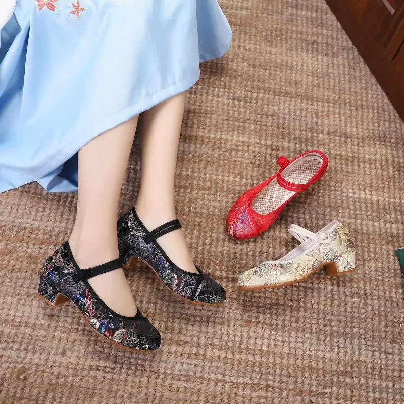 Размер 35-40, женские туфли на толстом каблуке в китайском этническом стиле, туфли на среднем каблуке с вышивкой, тканевые туфли Hanfu
Размер 35-40, женские туфли на толстом каблуке в китайском этническом стиле, туфли на среднем каблуке с вышивкой, тканевые туфли Hanfu