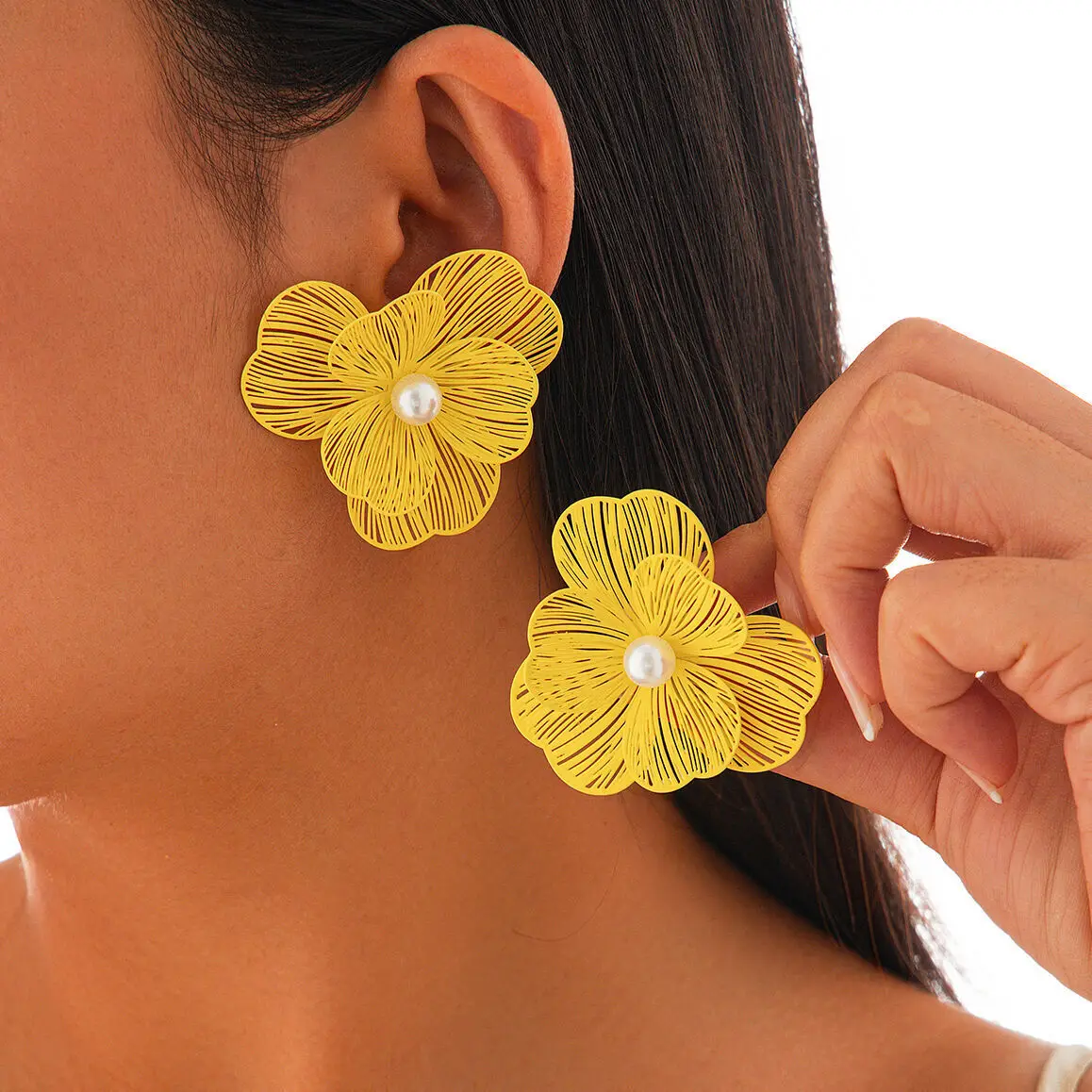 Lacteo Romantic Colorful Hollow Flower Petal Stud Earrings for Women Elegant Geometric Piercing Earring Jewelry Accessories Gift
Lacteo Romantic Colorful Hollow Flower Petal Stud Earrings for Women Elegant Geometric Piercing Earring Jewelry Accessories Gift