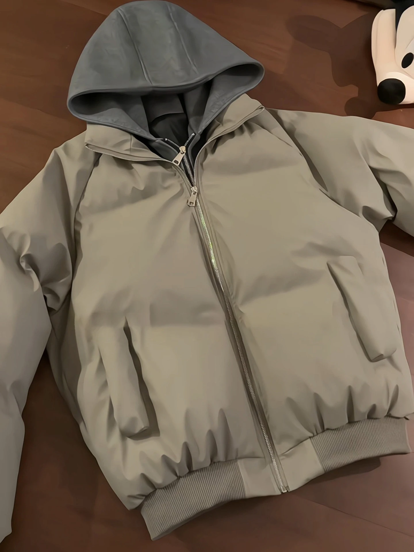 Мужская зимняя куртка из искусственной кожи и хлопка с капюшоном, утепленная, водонепроницаемая, молодежная, модная, брендовая.
Мужская зимняя куртка из искусственной кожи и хлопка с капюшоном, утепленная, водонепроницаемая, молодежная, модная, брендовая.