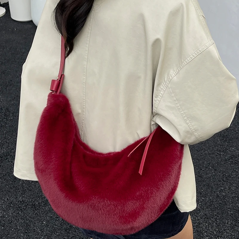 Осень-зима плюшевая женская сумка большой вместимости 2025 новый стиль повседневные сумки на плечо женская трендовая пушистая пригородная сумка через плечо
Осень-зима плюшевая женская сумка большой вместимости 2025 новый стиль повседневные сумки на плечо женская трендовая пушистая пригородная сумка через плечо