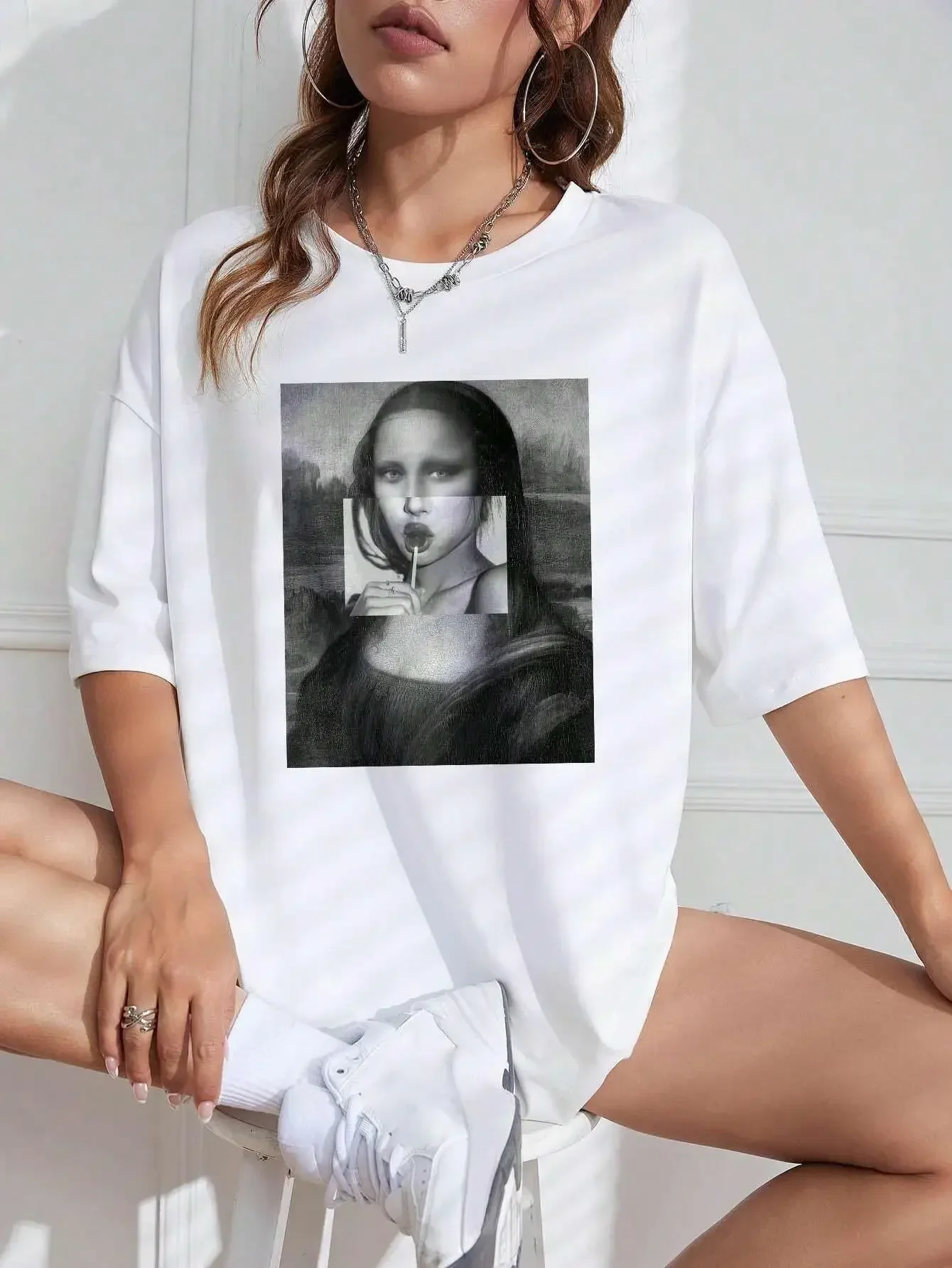 In summer, Mona Lisa drinks a funny T-shirt. In summer, she wears a breathable casual short-sleeved top and hip-hop fashion
In summer, Mona Lisa drinks a funny T-shirt. In summer, she wears a breathable casual short-sleeved top and hip-hop fashion
