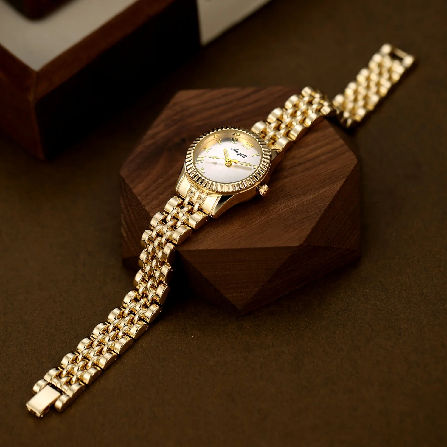 Women's Gold Bracelet Watch Fashionable Alloy Strap Quartz Wristwatch Woman Female Elegant Female Watches relogio feminino
Women's Gold Bracelet Watch Fashionable Alloy Strap Quartz Wristwatch Woman Female Elegant Female Watches relogio feminino
