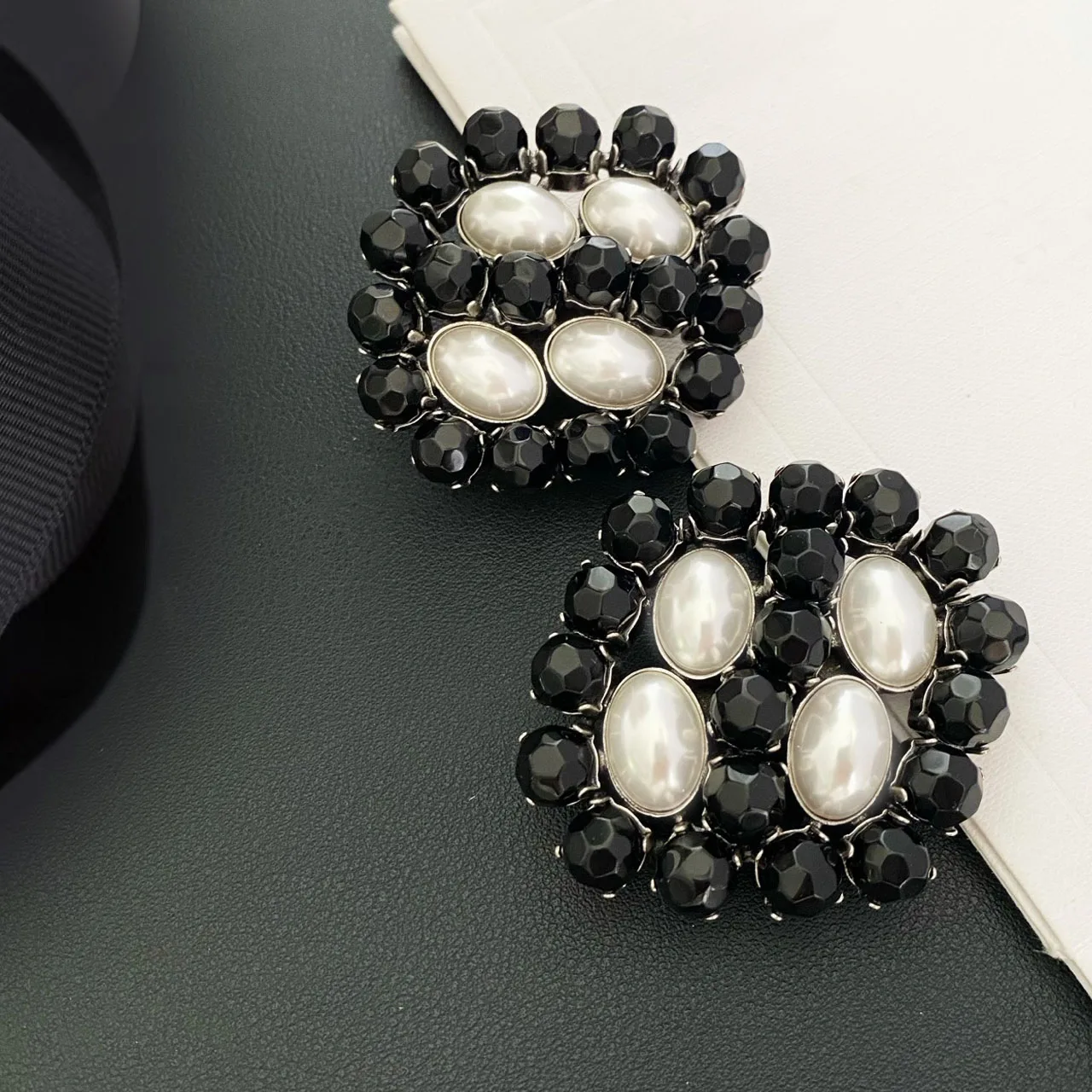 New Jewelry & Accessories Classic Style inlaid Black Zircon And White Pearl Square Earrings For Women's Party & Gifts
New Jewelry & Accessories Classic Style inlaid Black Zircon And White Pearl Square Earrings For Women's Party & Gifts