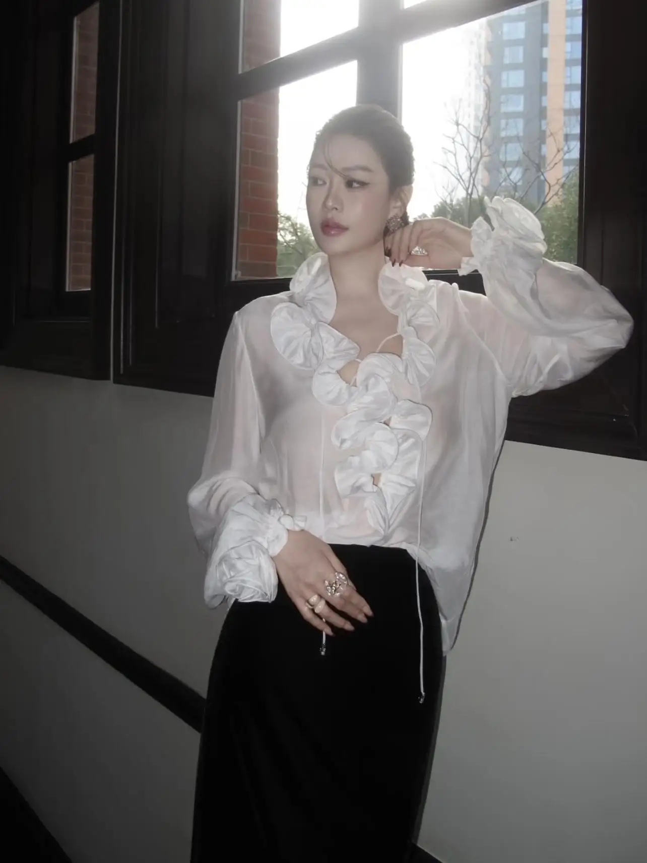 Шелковая блузка Ele с вышитыми рукавами-фонариками и бантом, в корейском стиле, с цветочным узором, женская, тонкая, с длинными рукавами, дышащая
Шелковая блузка Ele с вышитыми рукавами-фонариками и бантом, в корейском стиле, с цветочным узором, женская, тонкая, с длинными рукавами, дышащая