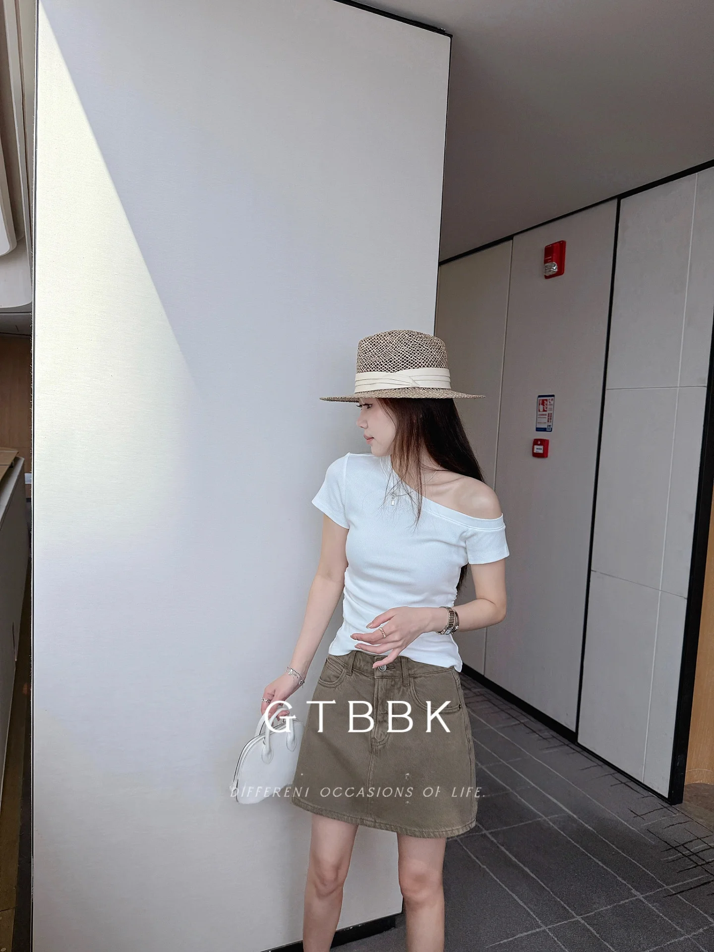 NRTW Li Jiaen: Элегантная женская футболка с открытыми плечами и коротким рукавом, приталенного кроя, для повседневной носки, на молнии, однотонная, из хлопка.
NRTW Li Jiaen: Элегантная женская футболка с открытыми плечами и коротким рукавом, приталенного кроя, для повседневной носки, на молнии, однотонная, из хлопка.