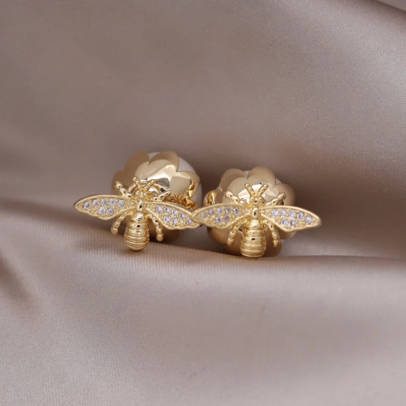 South Korea new design fashion jewelry 14K gold plated bee zircon pearl earrings elegant women's daily work accessories
South Korea new design fashion jewelry 14K gold plated bee zircon pearl earrings elegant women's daily work accessories