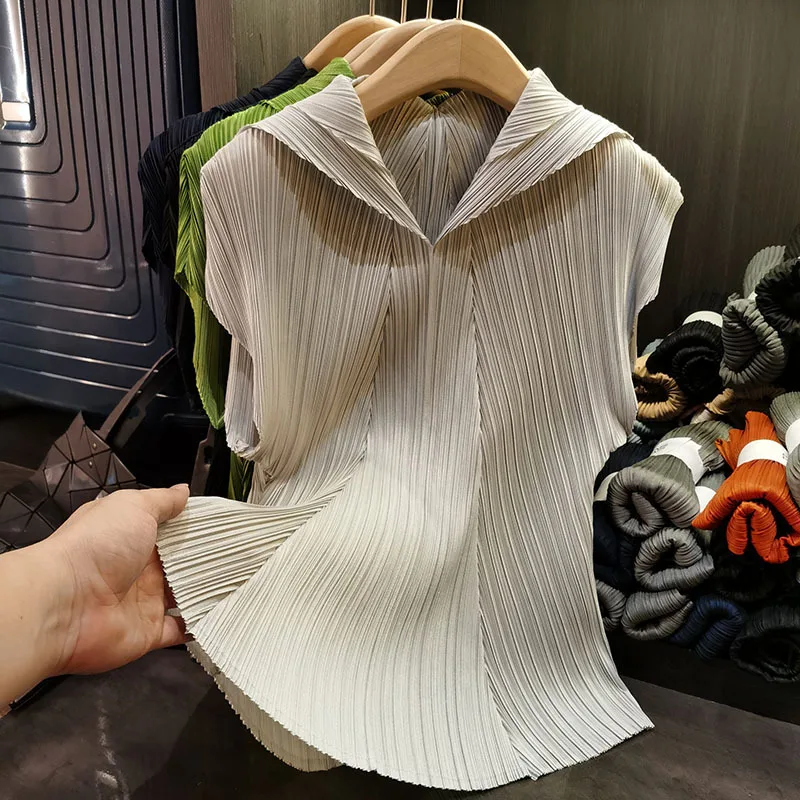 Miyake Pleated T-shirt 2025 Summer New Solid Color Top Women's Design Sense V-neck Age-reducing Casual Pleated T-shirt Women
Miyake Pleated T-shirt 2025 Summer New Solid Color Top Women's Design Sense V-neck Age-reducing Casual Pleated T-shirt Women