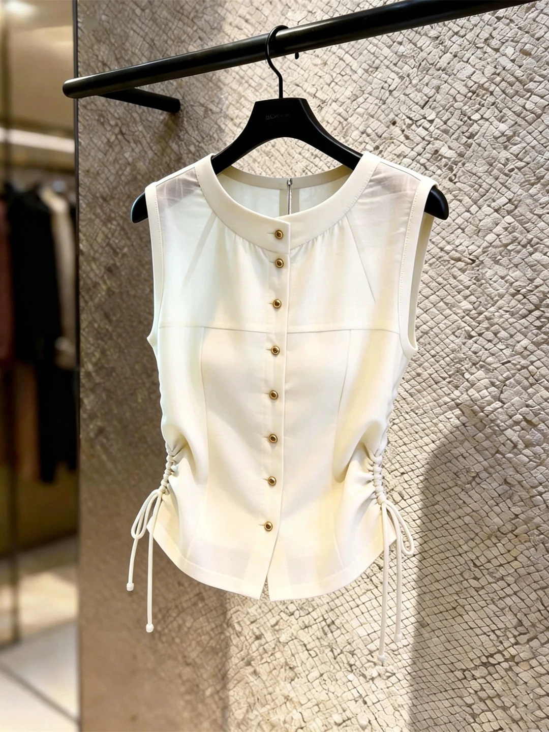 Slim Fit Color Sleeveless Single Button Vest Women's Fashion Style Commute Korean Version Silk Material round Neckline
Slim Fit Color Sleeveless Single Button Vest Women's Fashion Style Commute Korean Version Silk Material round Neckline