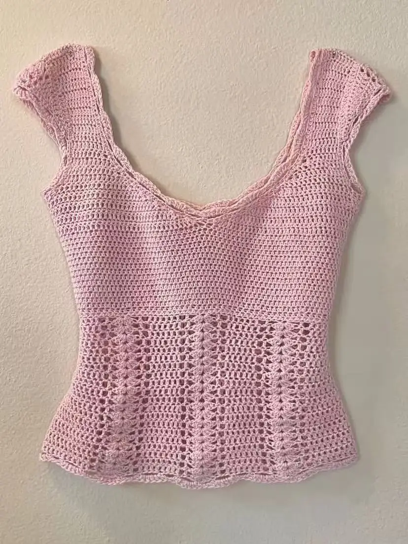 Pink atmosphere short sleeved slim fit V-neck knitted top for women, versatile in spring and summer, fashionable and casual
Pink atmosphere short sleeved slim fit V-neck knitted top for women, versatile in spring and summer, fashionable and casual